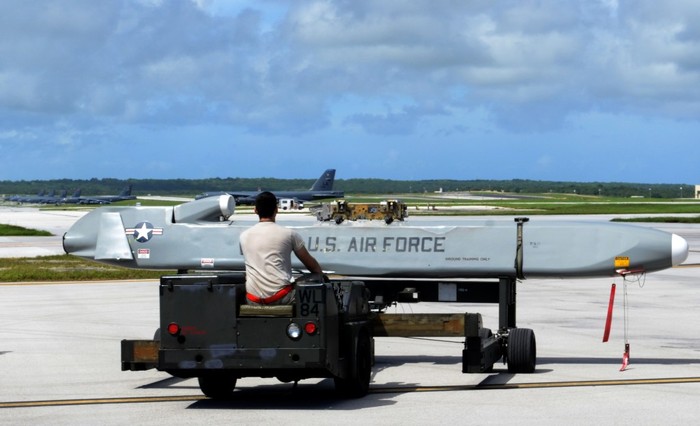 Nạp tên lửa hành trình không đối đất AGM-86B (tên lửa chuyên dùng để huấn luyện) tại căn cứ Mỹ ở Guam